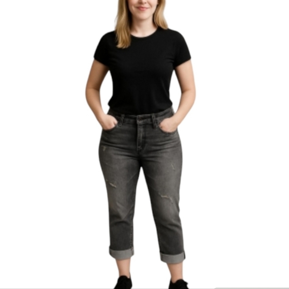 Judy Blue Black Lightly Distressed Capri Jeans